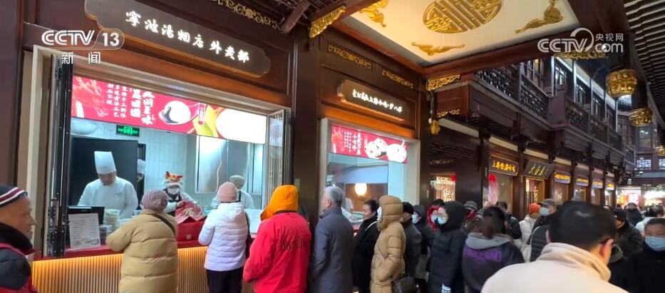 赏花灯、吃元宵、猜灯谜、闹社火 各地元宵节民俗活动“热火朝天”引客来