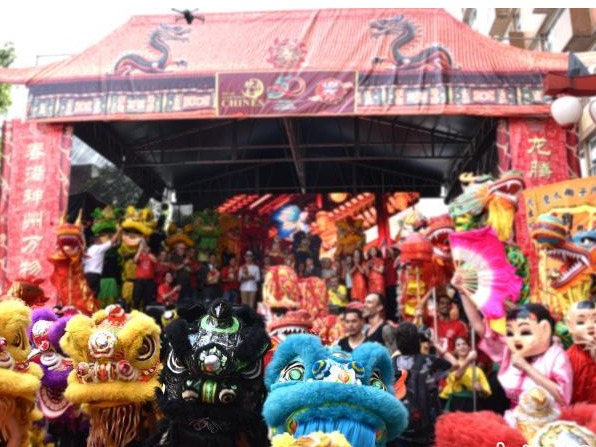 巴西圣保罗数万人同闹元宵