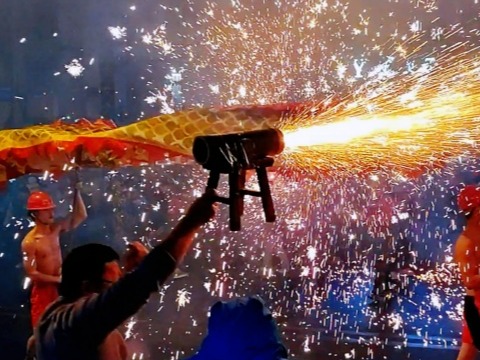 新春走基层｜火树银花 贵州台江“舞龙嘘花”闹元宵