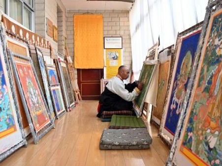 甘南藏族唐卡小镇“新故相推”：“Z世代”学徒对话艺术大师