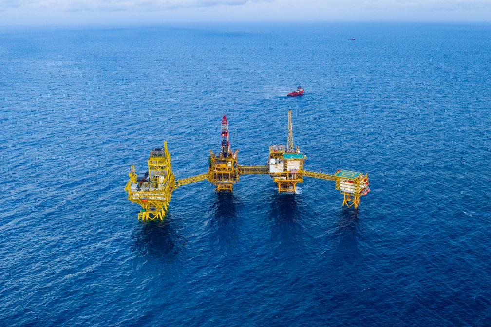 “深海一号”二期工程综合处理平台安装完成