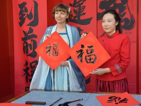 福暖中国丨外国友人在三亚感受中国年味儿