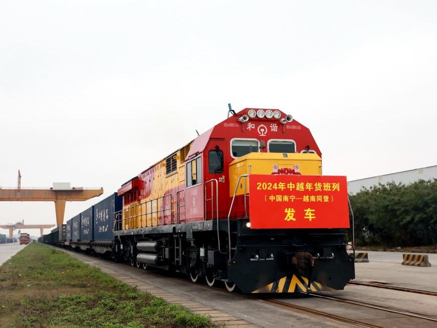 广西开行今年首趟中越年货班列