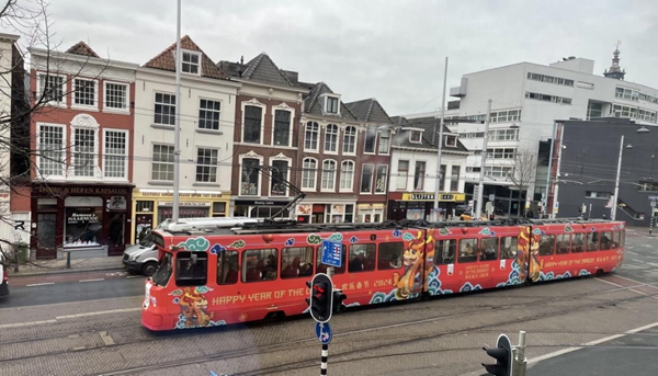 2024“欢乐春节吉祥龙”喷绘电车亮相海牙街头