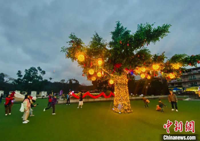 香港举办新春夜市 市民“食玩买”贺佳节