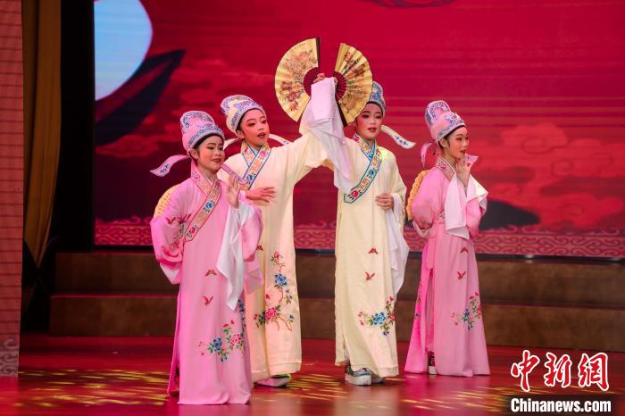 浙江天台举办侨界“春晚”：乡音传万里 温暖游子心