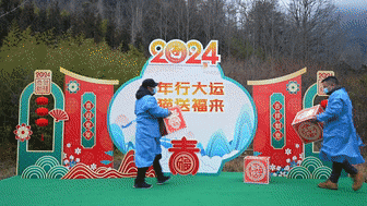 最萌“天团”来拜年！熊猫宝宝“龙”重登场