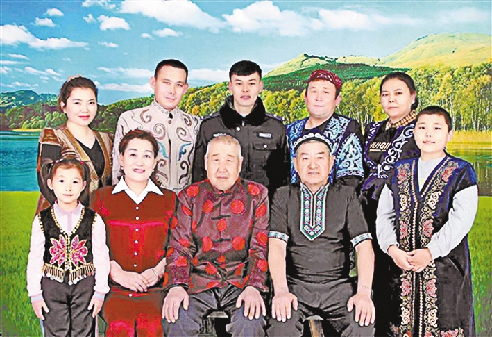 她收留的5位毫无血缘关系的亲人:一位是孤寡老人,汉族"父亲"杨吉春