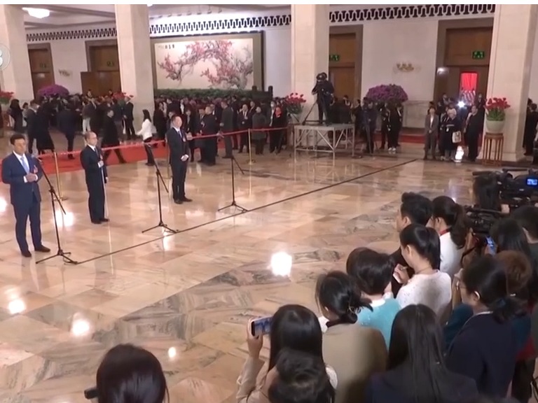 【新闻特写】通道内外的高频词