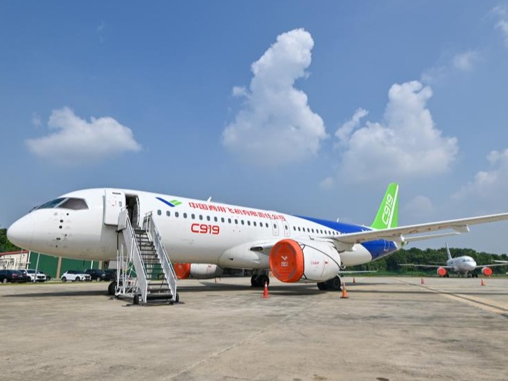 中国国产商用飞机ARJ21和C919亮相马来西亚