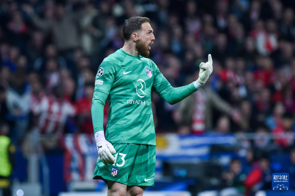 3月13日,马德里竞技队球员萨维奇(左)与队友在比赛中庆祝.