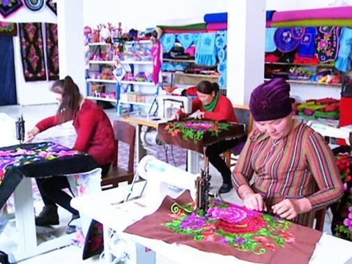 新疆“绣娘”创业记：带头致富 绣品远销国内外