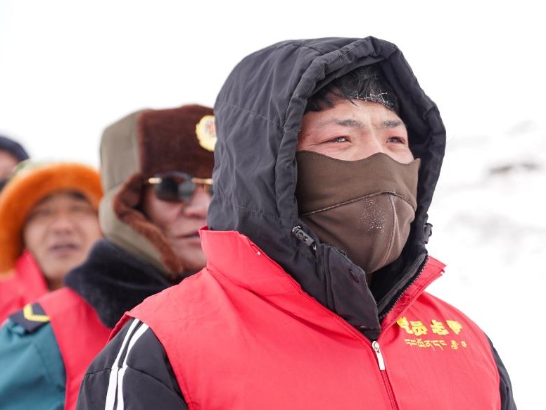 在冰川下行走的志愿者：守护好“长江第一滴水”