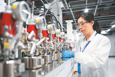 引导产业迈向绿色发展（锐财经） 