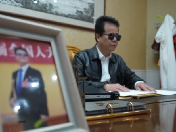 这位人大代表用指尖“读”政府工作报告，他的心愿太戳了