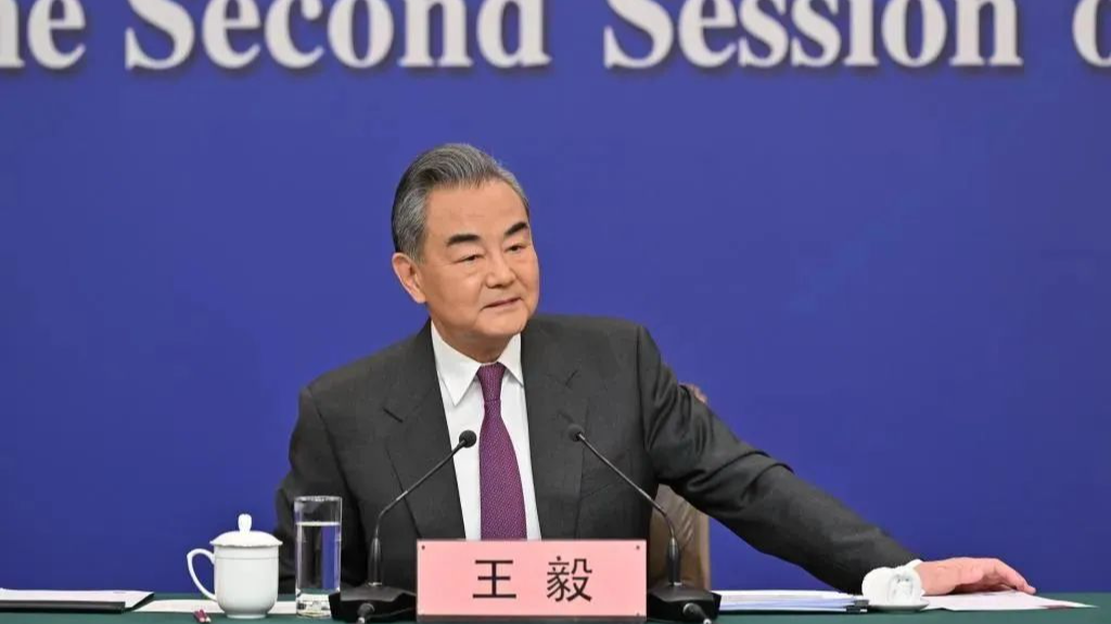 【侠客岛】这些外交热点问题，王毅最新回应