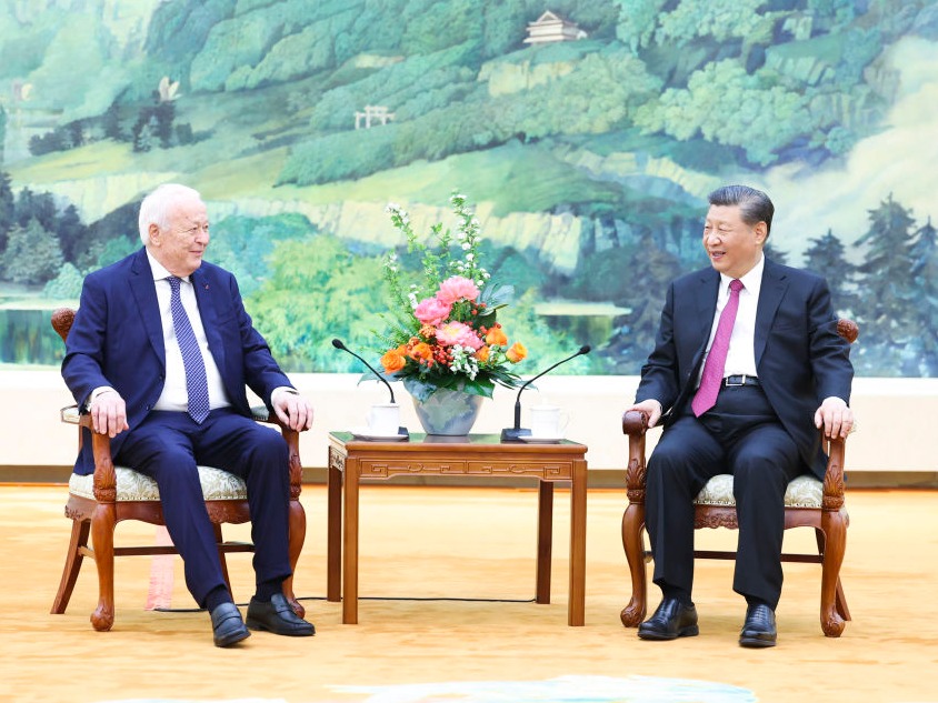 【学习小组】习近平会见的法国友人，有一本编号001的证书