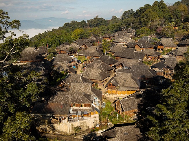 万千气象看云南｜普洱翁基古寨：日落炊烟起 茶林入画来