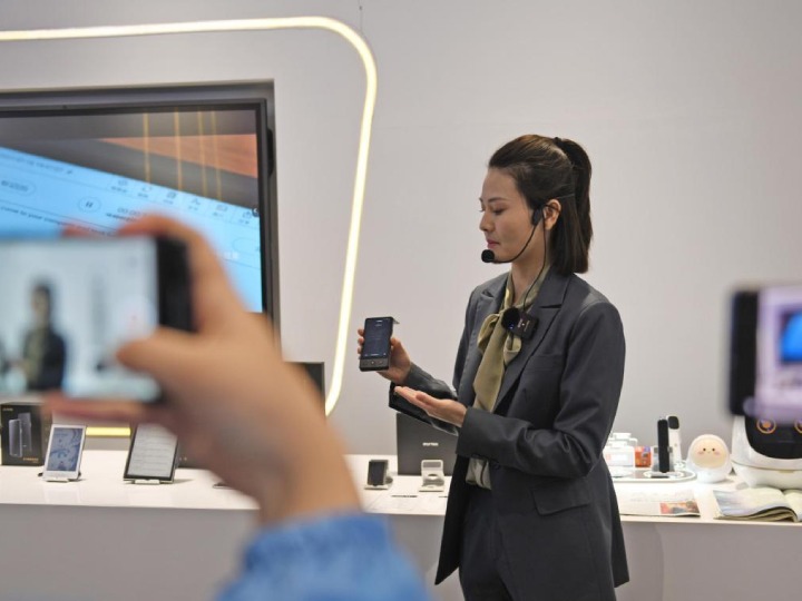 组图丨AI、网络安全、跨境电商……数字经济如此 “陕”耀