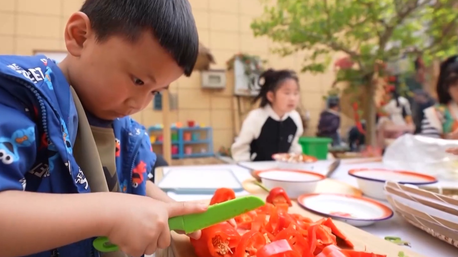 幼儿园萌娃变“大厨” “过家家”照进现实