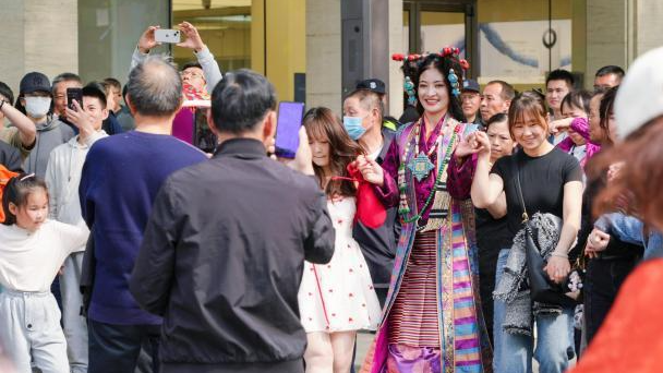 西藏深度游新趋势带动“藏装热”