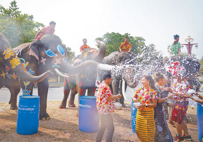 曼谷的考山路,泰国国家旅游局的工作人员同各国游客一道庆祝泼水节