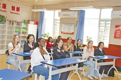 “把两国人民友谊一代一代延续下去”