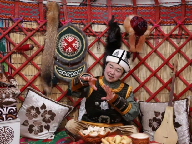 铸牢中华民族共同体意识 | 注入青春活力 史诗《玛纳斯》越来越“年轻”