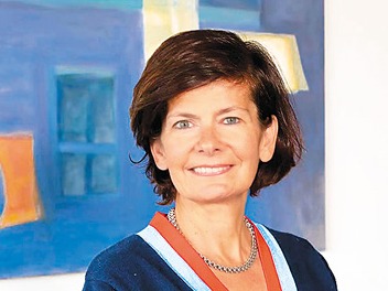 为中法青年艺术家牵线搭桥（共建文明百花园·中法建交60周年）