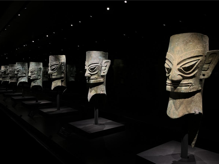 外国游客走进三星堆博物馆 感受古蜀文明的辉煌