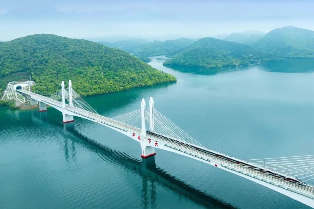 这条高铁明天正式开通运营，串联多个旅游名胜