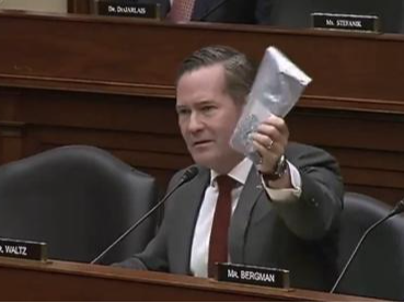 国际深一度：一包小零件9万美元？美国军费查账，真相太离谱！