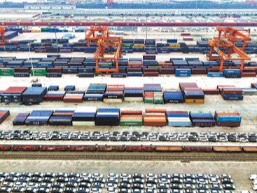 “钢铁驼队”带货忙（产经观察·走物流枢纽 看发展热度）