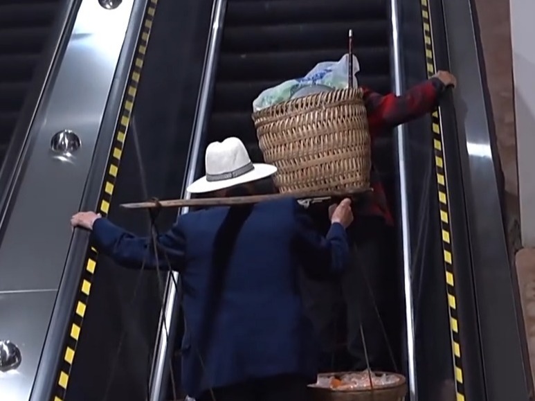 “背篓专线”+免费摊位 这里的故事很温暖