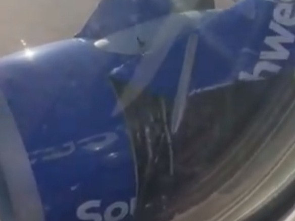 美国西南航空一波音客机起飞时发动机罩脱落