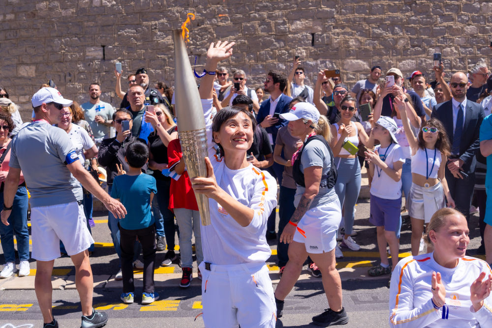 巴黎奥运会火炬传递的首张华人面孔