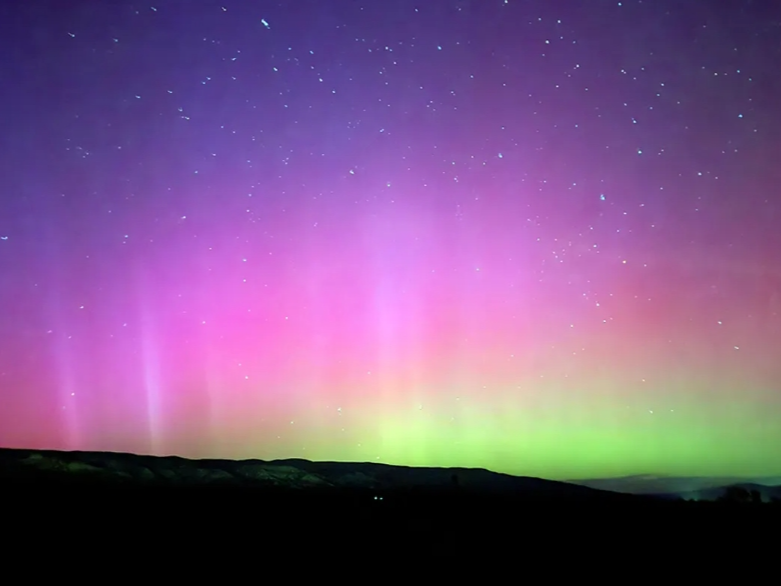 美国多地现极光：绿紫粉三色夜空交织 低纬度也能观测（图）