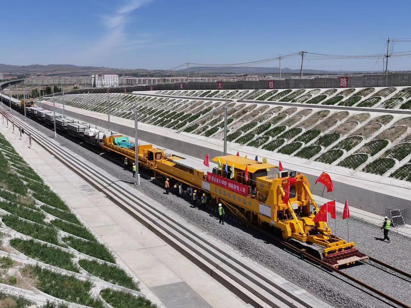 “八纵八横”重要节点项目集大原高铁全线开始铺轨