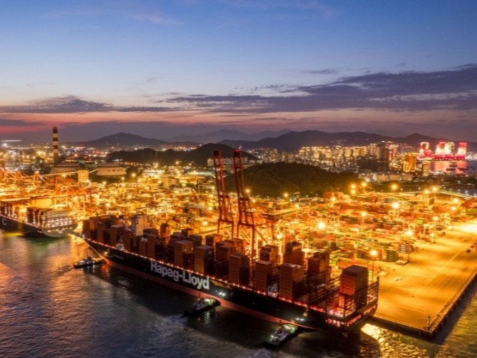 20万吨级“巨无霸”！三艘400米超大型集装箱船舶停靠厦门港