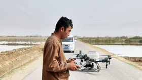 新疆和田首次实现水稻无人机精量播种