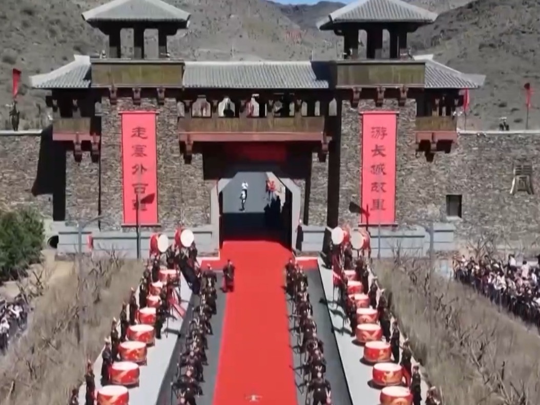 游秦长城、坐直升机游湖、市内滑雪……花式过假期 玩法不重样