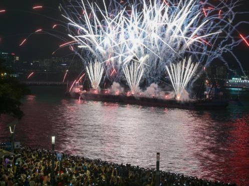 特写：维港定期烟火表演“首秀”聚人气吸财气