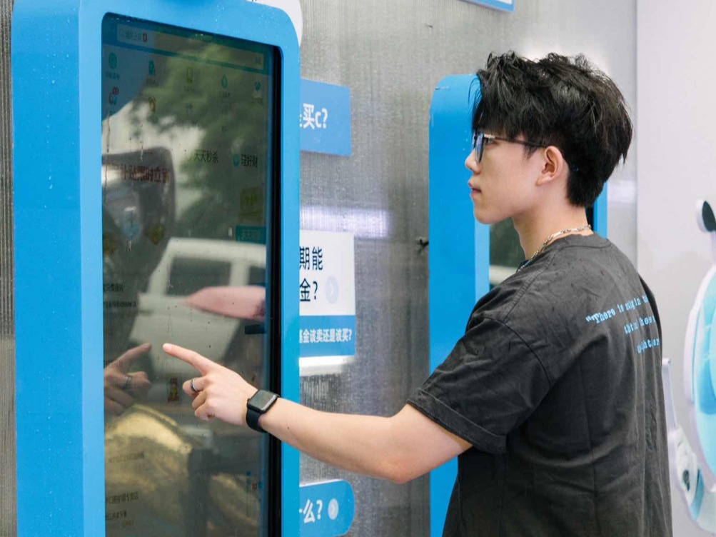 数字中国建设峰会智感十足，市民街头体验AI应用