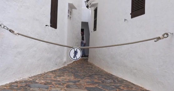 西班牙一度假胜地居民为防游客拍照 用铁链粗绳封锁街道