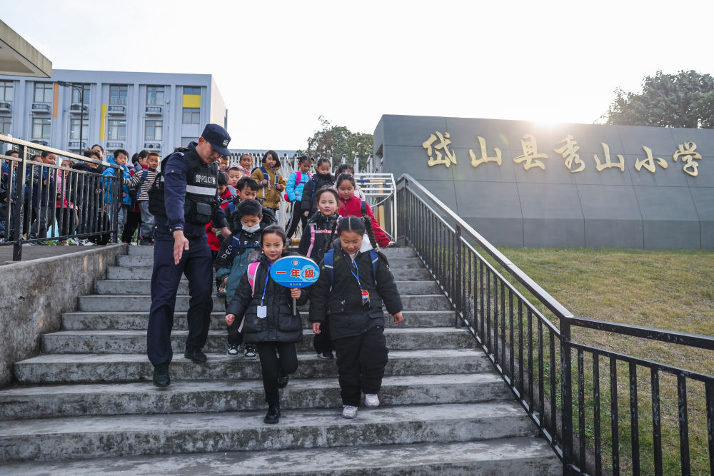 浙江省舟山市岱山县公安局秀山派出所联合乡镇,社区成立"民生小铺",为