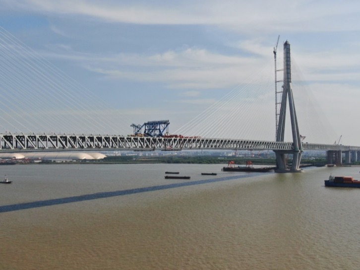 世界最大跨度斜拉桥钢桁梁吊装完成 预计6月上旬全桥贯通