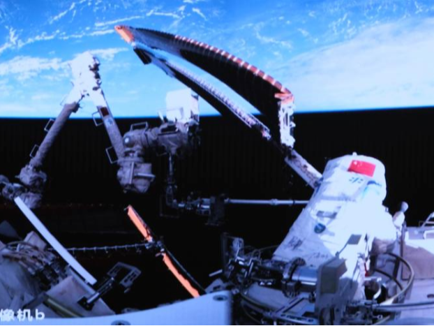 神舟十八号航天员乘组圆满完成第一次出舱活动
