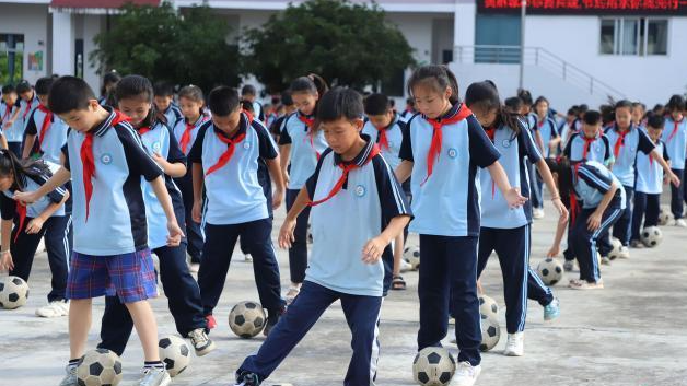 广西柳州：侨娃“追梦”绿茵场