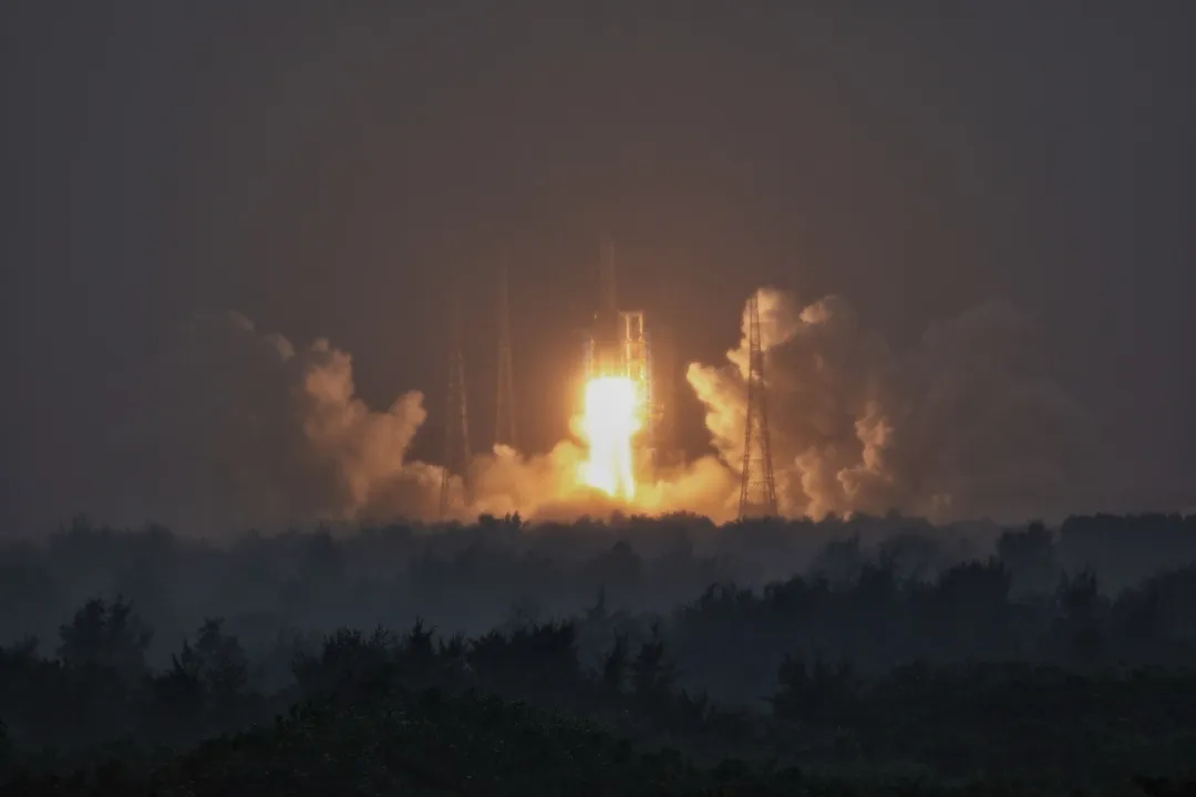 【侠客岛】发射圆满成功！嫦娥六号开启月球背面采样返回之旅