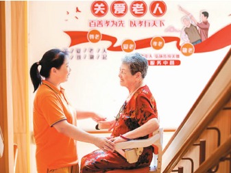 合力呵护“银发网民”（“融”观中国）